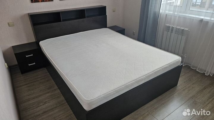 Кровать и две тумбы