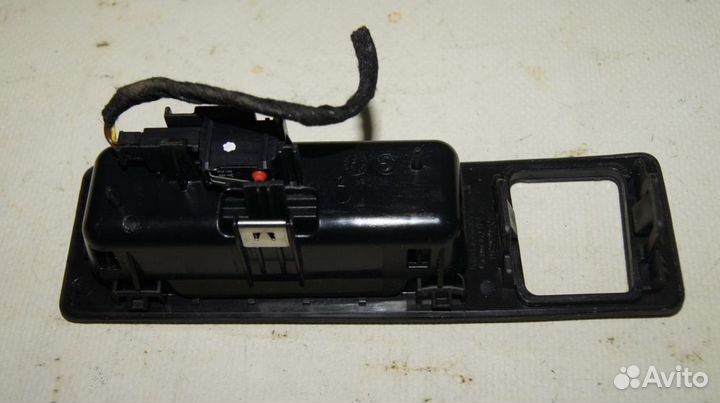 Кнопка отпирания на крышке багажника BMW 320i F30