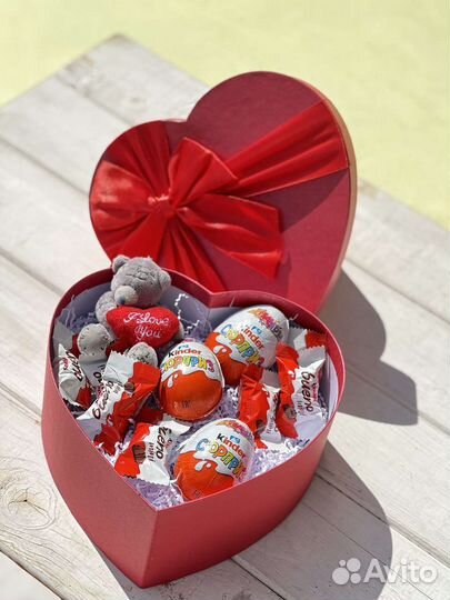 Бокс сердце с киндерами и мишкой тедди