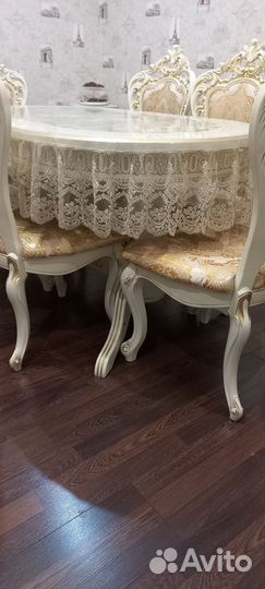 Стол и стулья