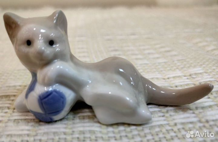 Фигурка фарфоровая котик