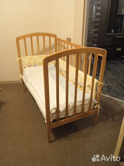 Детская кроватка с маятником