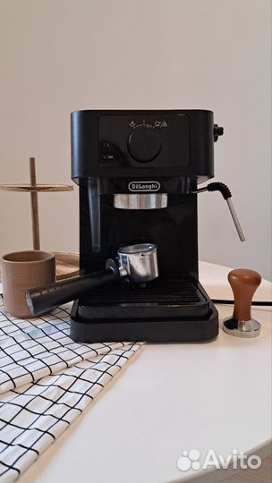 Кофеварка рожковая delonghi EC230.BK