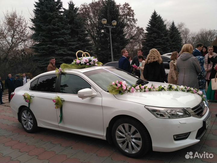 Свадебное украшение на машину