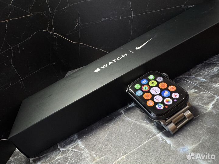 Часы apple watch se 44 mm 2022 Nike
