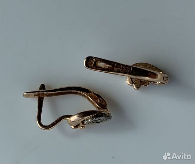 Золотые серьги с бриллиантом