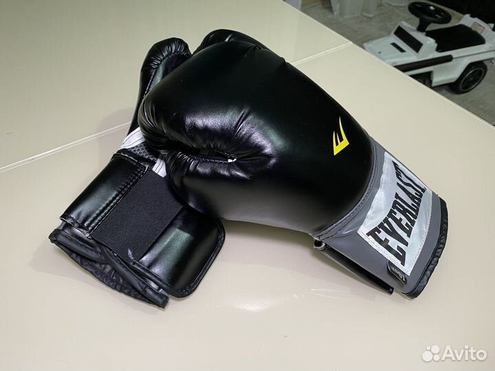 Боксерские перчатки everlast 10 oz