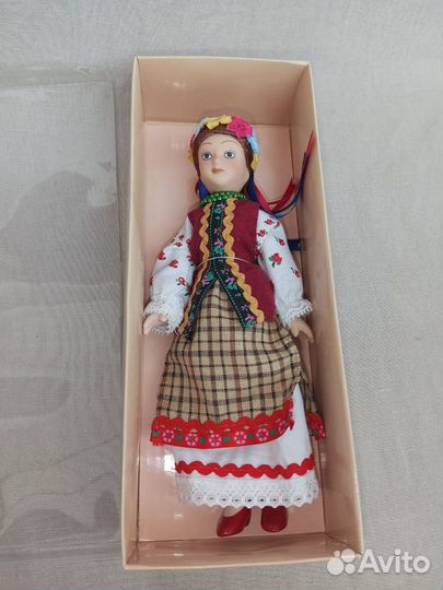 Сувенирная фарфоровая кукла