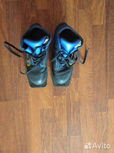 Ботинки лыжные для ребенка (37 р.) + лыжи(дерево)