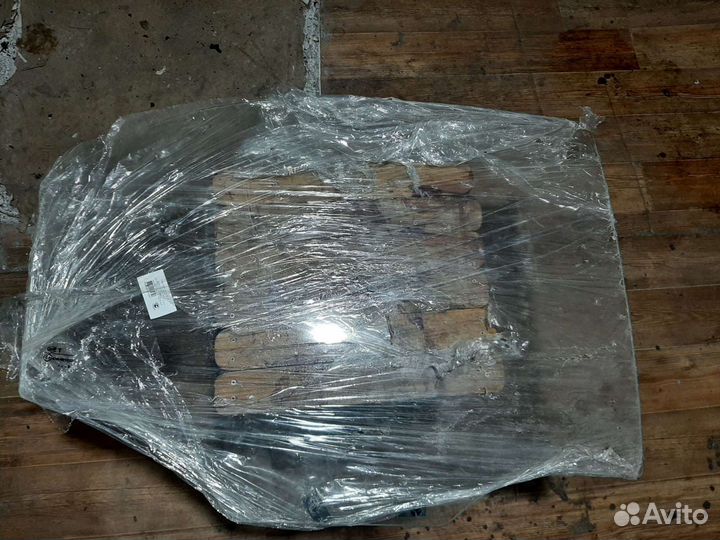 Стекла, переднее правое и заднее правое. В отлично