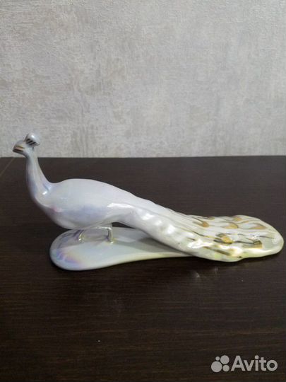 Фарфоровая статуэтка Павлин