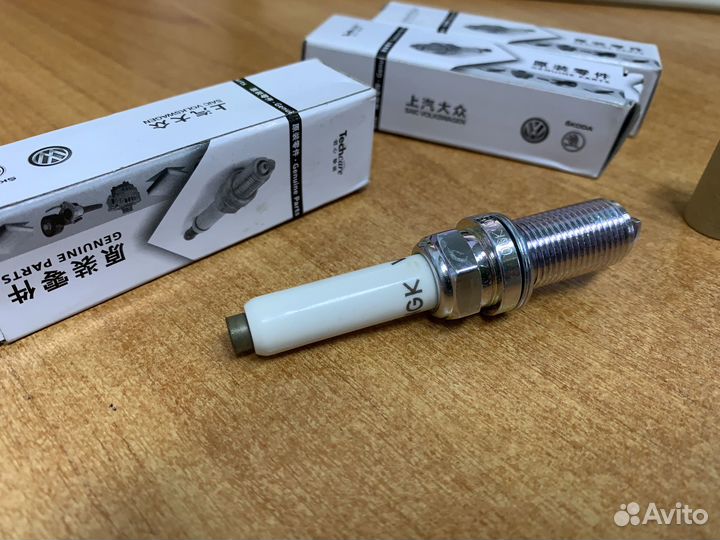 Свечи зажигания 06K905601B