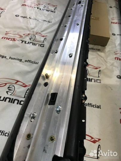 Пороги на Toyota Land Cruiser 200 подсветка черные