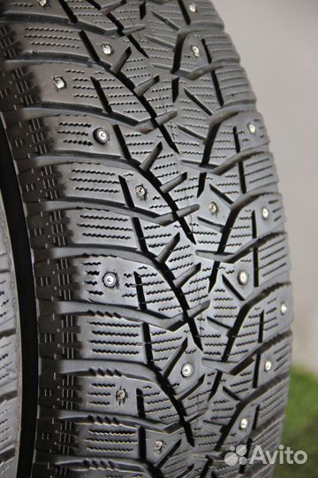 Bridgestone Blizzak Spike-02 215/55 R17 98T