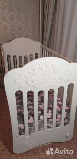 Детская кроватка с маятником белая