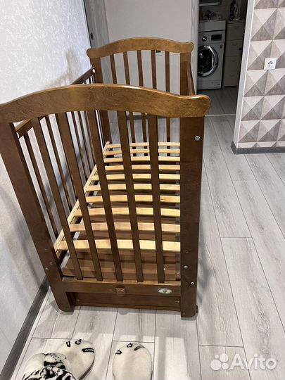 Детская кроватка с маятником