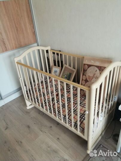 Детская кроватка с маятником и ящиком