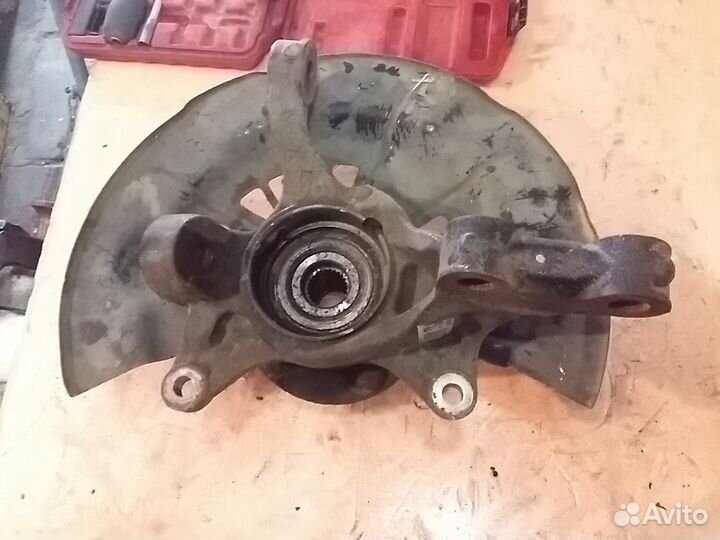 Кулак передний левый Toyota Camry V50