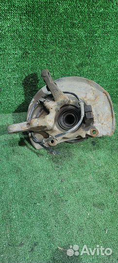 Поворотный кулак правый Mitsubishi Carisma 2001