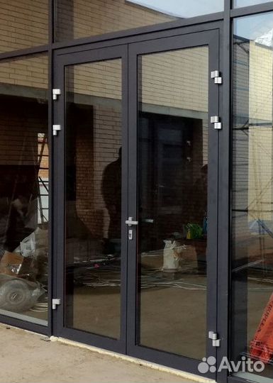 Алюминиевая дверь со стеклом