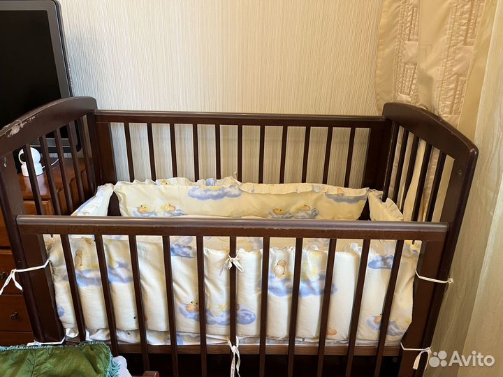 Детская кроватка с маятником и ящиком