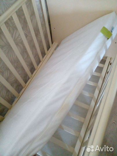 Детская кроватка с маятником