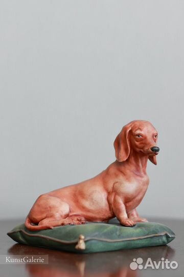 Такса на подушке Фарфоровая статуэтка Capodimonte