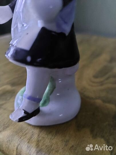 Фарфоровая статуэтка 