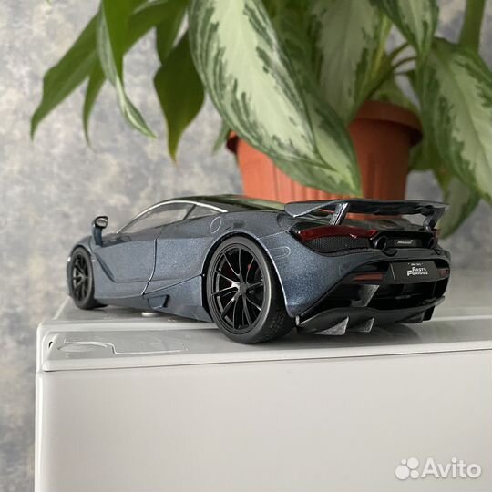 Модель McLaren 720s 1/24