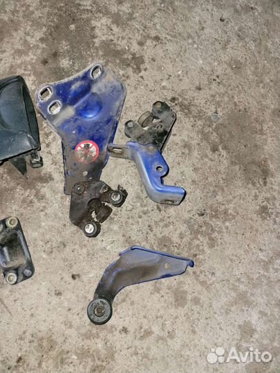 Петли сдвижной правой двери на кангу 1