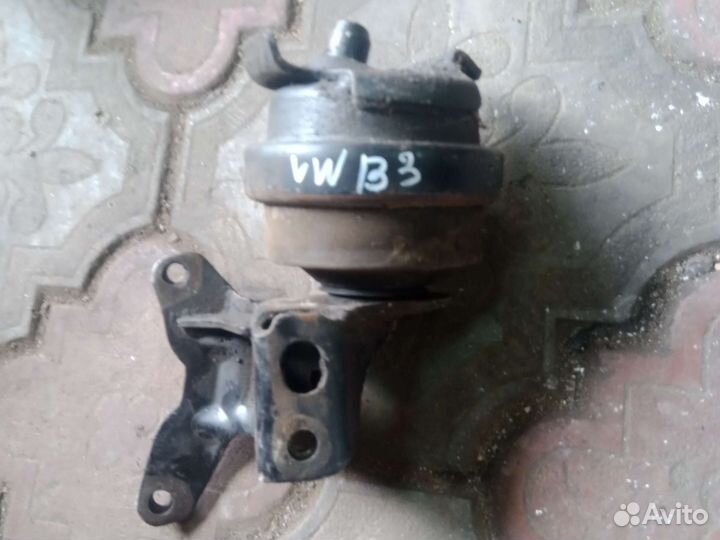 Подушка двигателя передняя нижняя Пассат б3