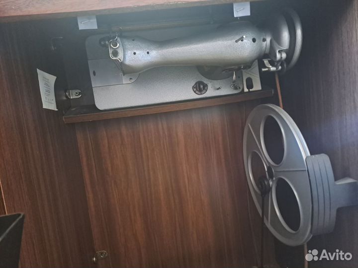 Швейная машина бытовая, 2м-22 ножной привод