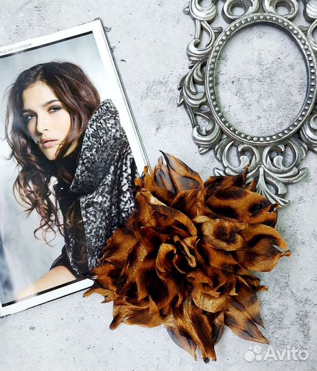 Брошь из ткани Лео