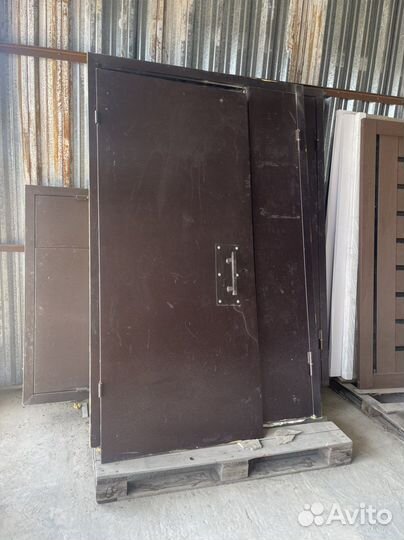 Дверь металлическая двухстворчатая