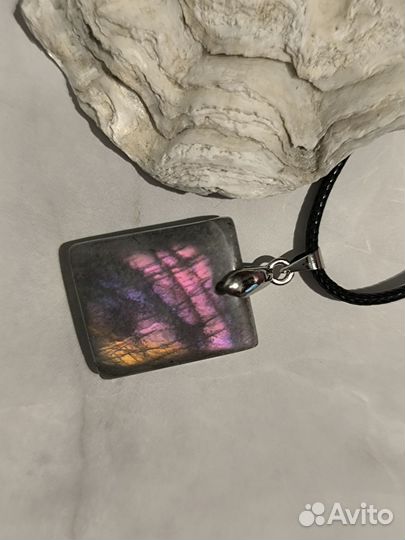 Кулон с натуральным лабрадоритом. Русалочий камень