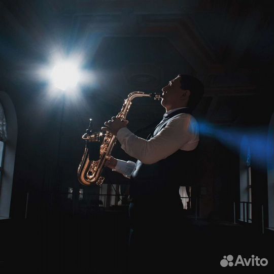 Саксофонист на праздник