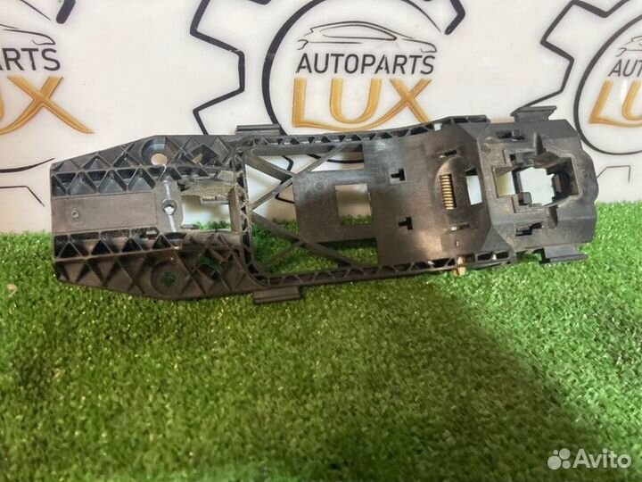 Кронштейн ручки двери передний правый Volkswagen