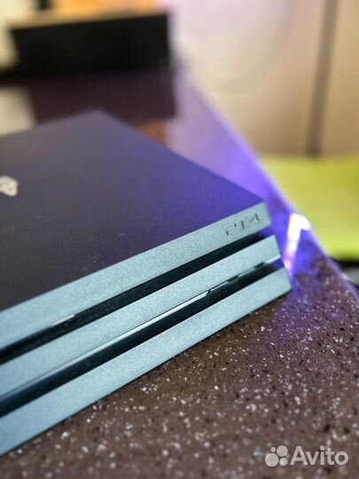 Игровая консоль PS4 Pro (с джойстиком)