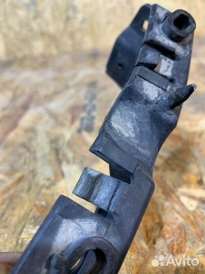 Кронштейн бампера передний правый Audi A4 B7 2.0