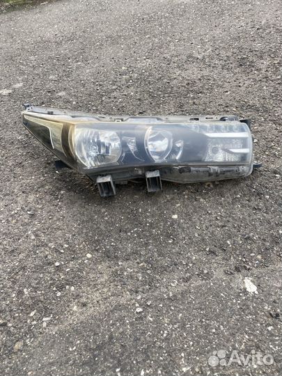 Фара пр. на toyota corolla E180 оригинал 2013 г.в