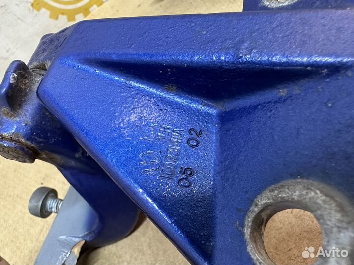 Петля двери левая Volkswagen New Beetle 2002