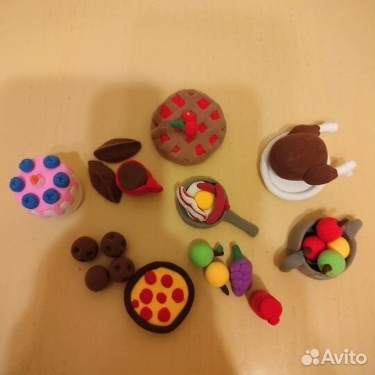 Корзина с едой и посудой для куклы