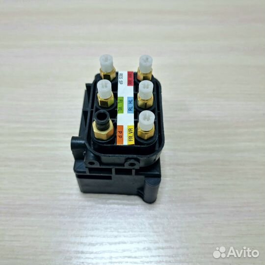 Блок клапанов пневмоподвески ауди Новый