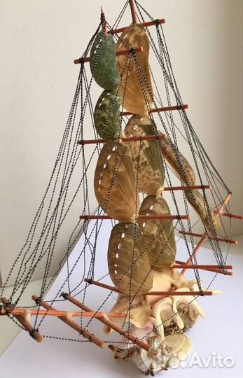 Фигурки парусника и белочки