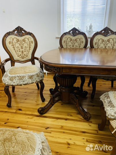 Стол со стульями