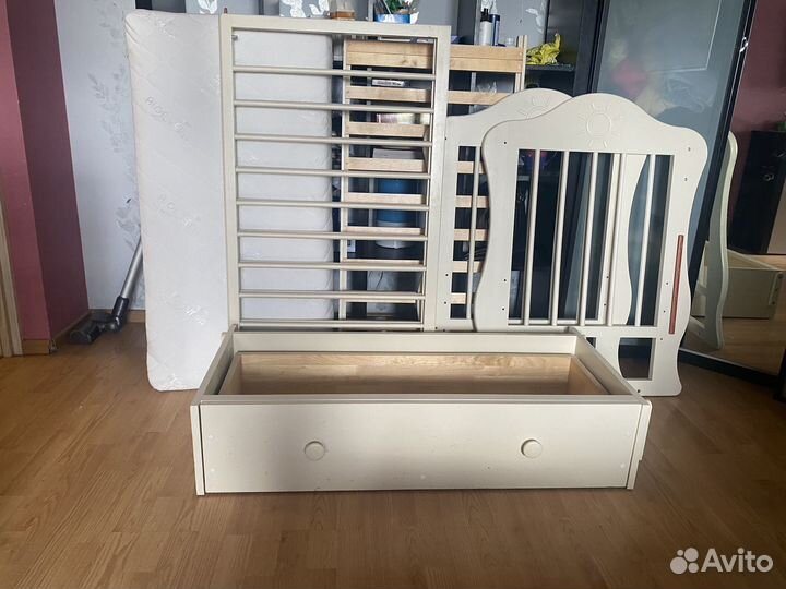 Кроватка детская с маятником