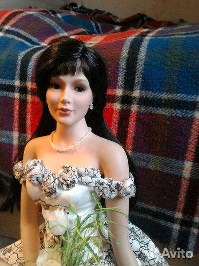 Кукла коллекционная фарфоровая