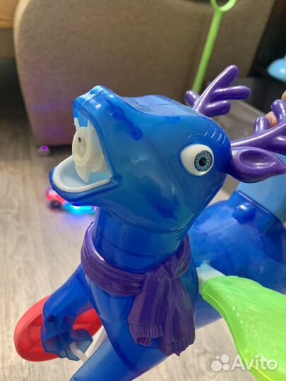 Игрушка пускает мыльные пузыри