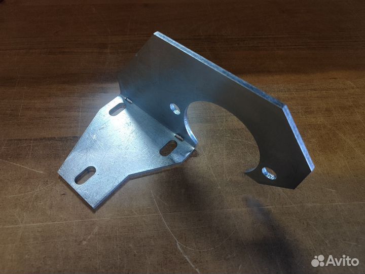 Пластина крепления гидромотора правая F00322544 Lo