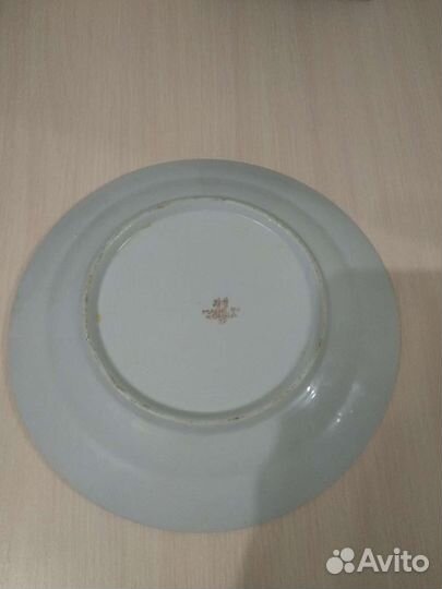 Тарелки и салатник с синим ободком